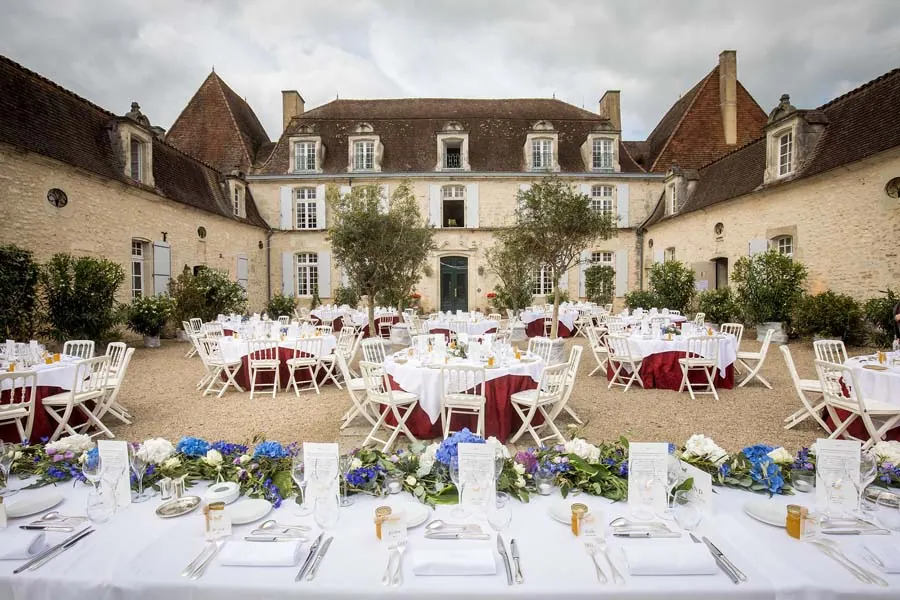 Tables dressées pour un dîner de mariage au Château des Vigiers